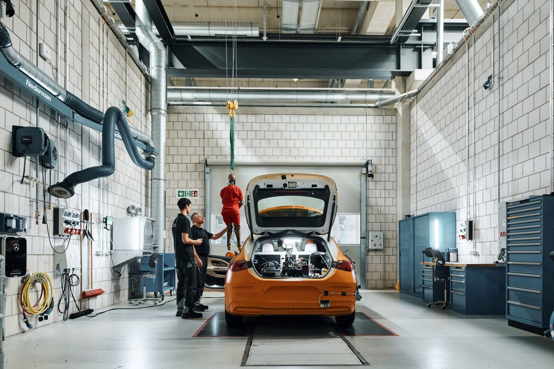 Mercedes CLA — tył z otwartym bagażnikiem w hali testowej