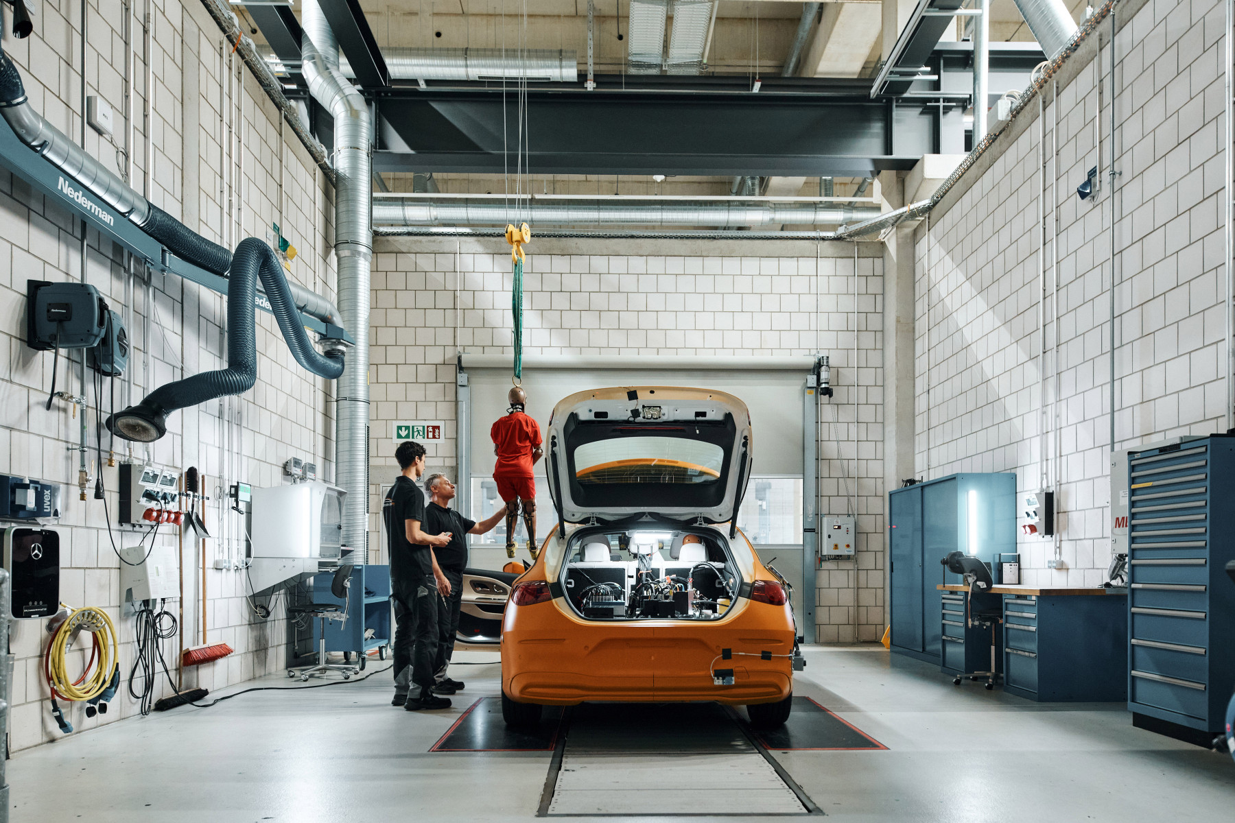 Mercedes CLA — tył z otwartym bagażnikiem w hali testowej