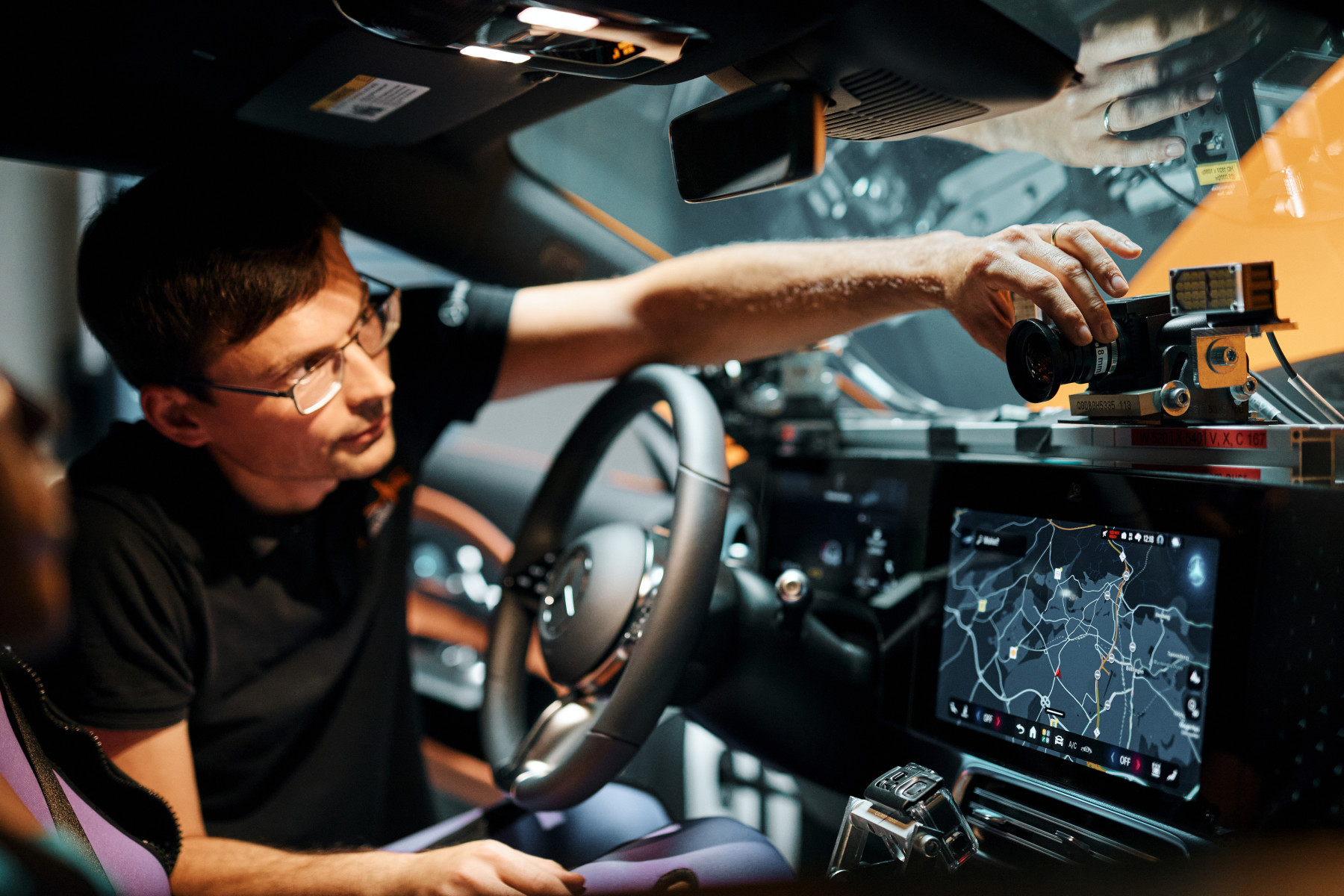 Mercedes CLA — wnętrze z aparaturą testową na desce rozdzielczej