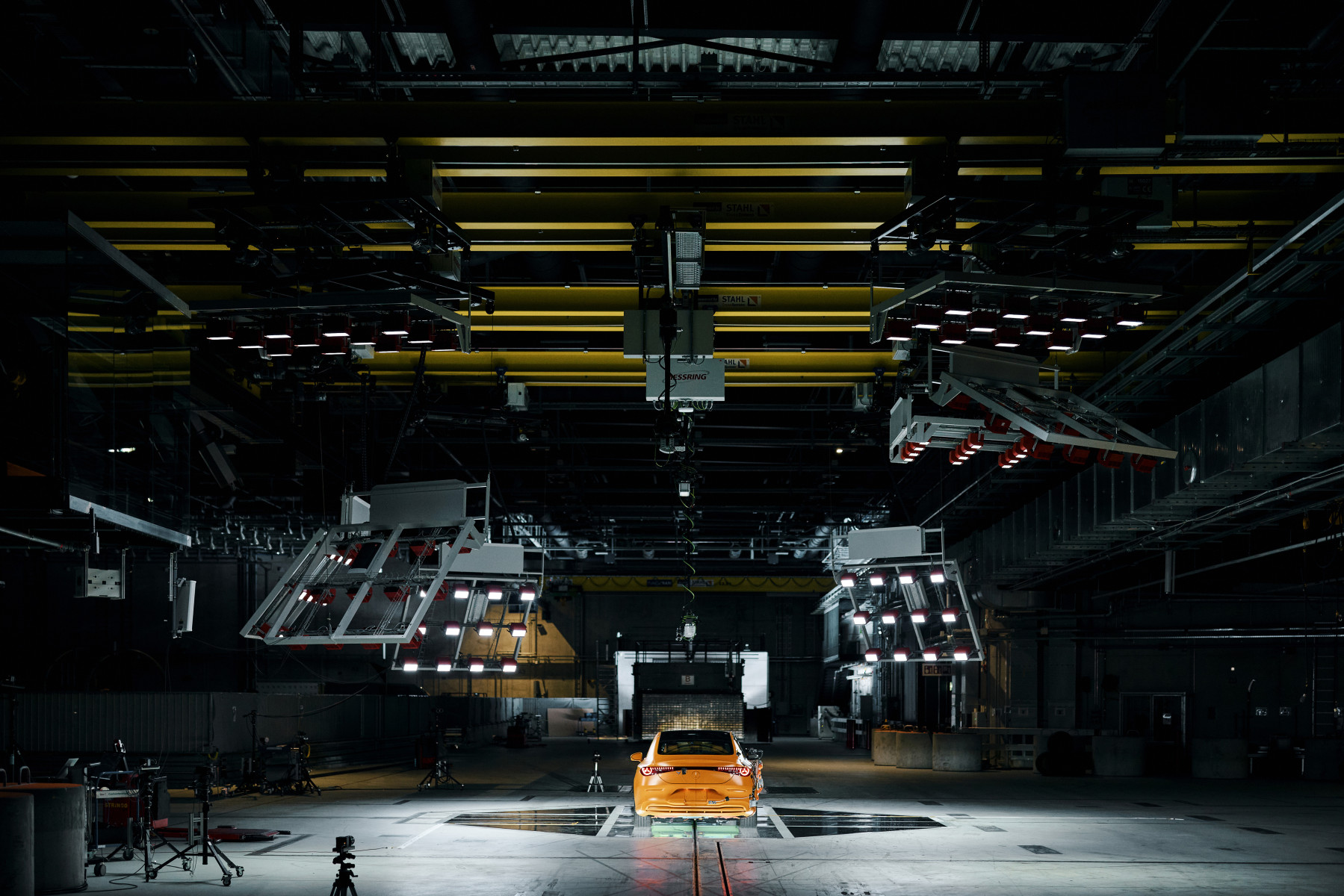 Mercedes CLA — przód w hali testowej