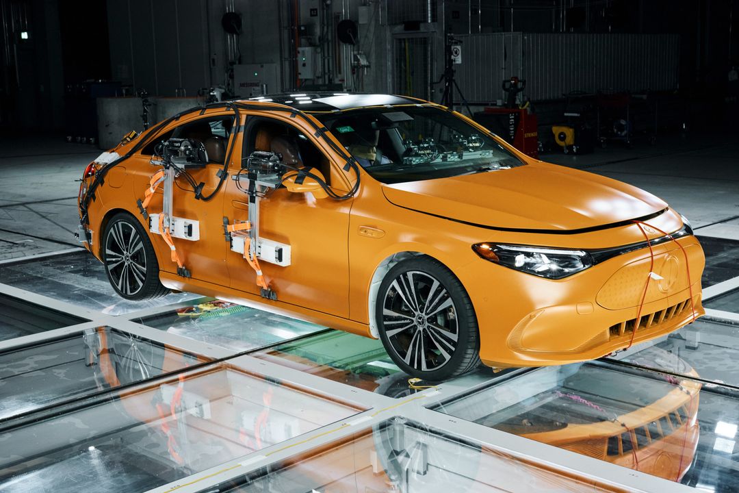 Mercedes CLA — przód 3/4 z aparaturą testową