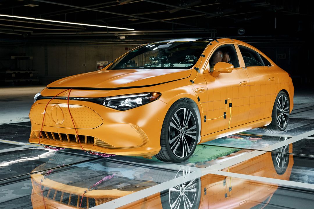 Mercedes CLA — przód w hali testowej, ostre ujęcie