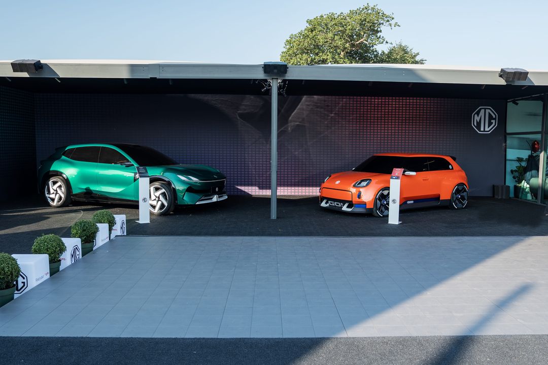 MG GO! i MG Cyber Concept — oba studia elektryczne wystawione obok siebie na stoisku MG w Goodwood
