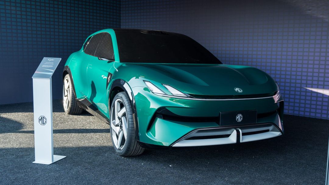 MG Cyber Concept — przód/bok, zielone elektryczne SUV-coupé na wystawie w Goodwood