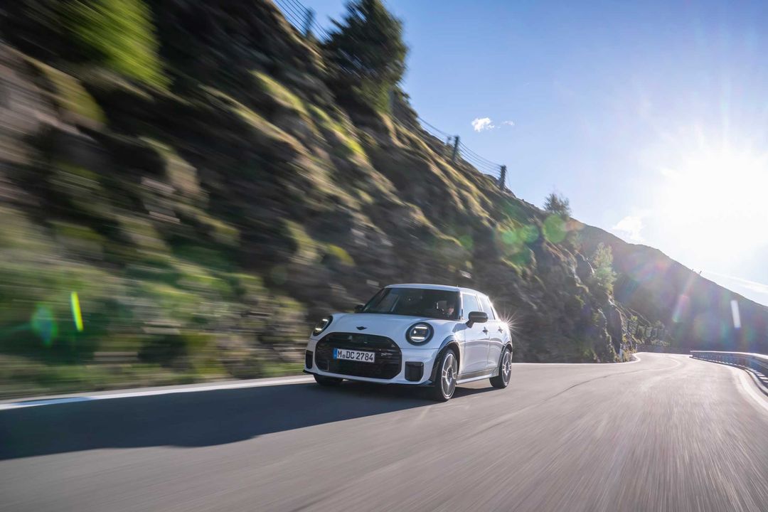 MINI Cooper S 5-drzwiowy — przód 3/4, jazda na górskiej drodze
