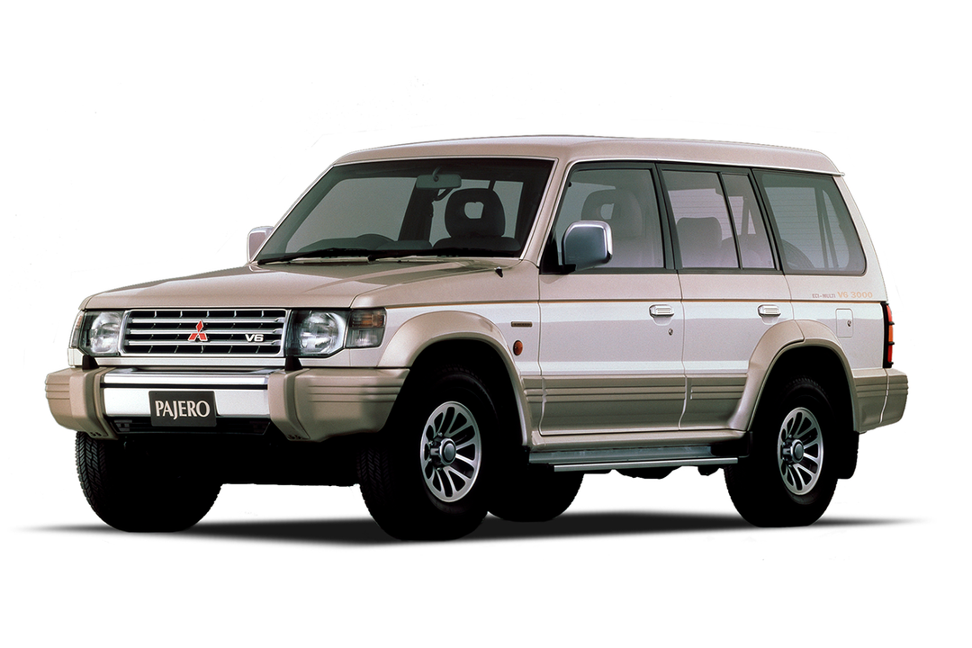 Mitsubishi Pajero II generacja (1991) V6 — przód 3/4, kolor szampański, tło studyjne