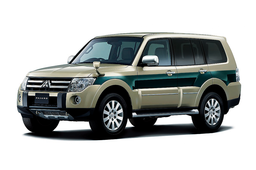 Mitsubishi Pajero IV generacja (2006) — przód 3/4, nadwozie dwukolorowe beżowo-zielone, tło studyjne