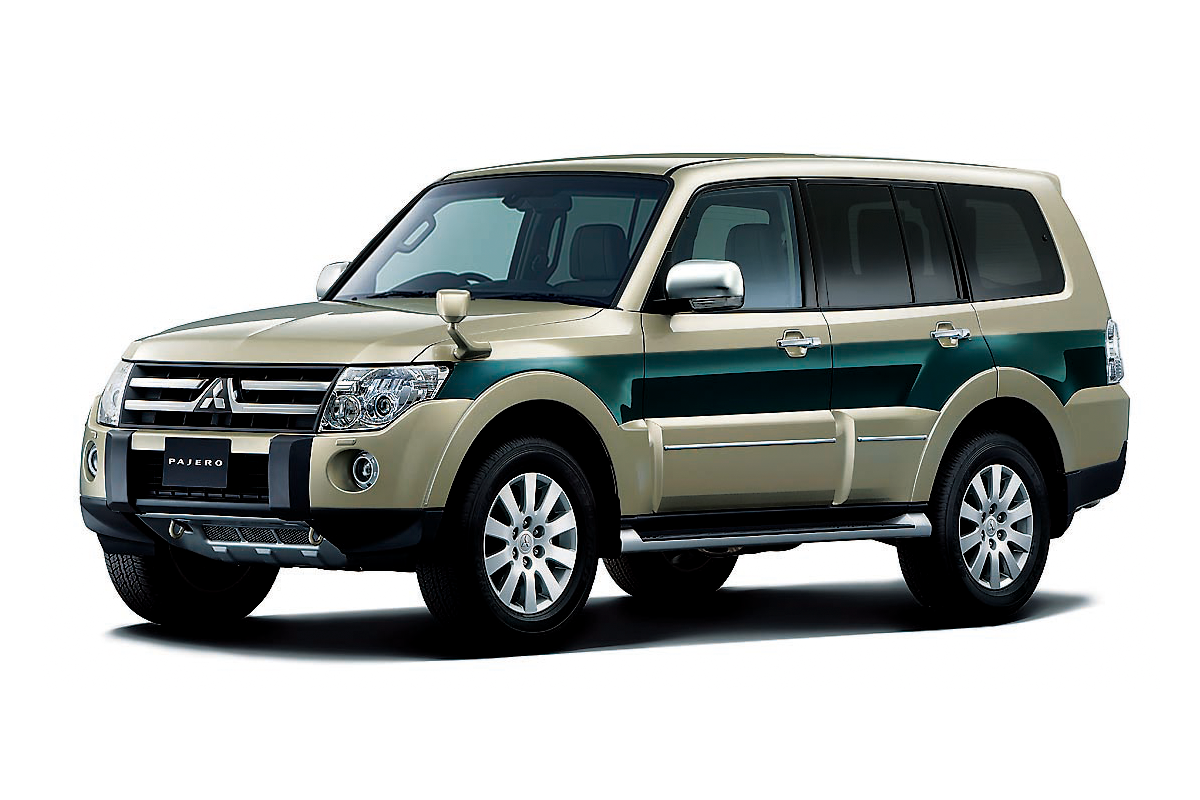 Mitsubishi Pajero IV generacja (2006) — przód 3/4, nadwozie dwukolorowe beżowo-zielone, tło studyjne