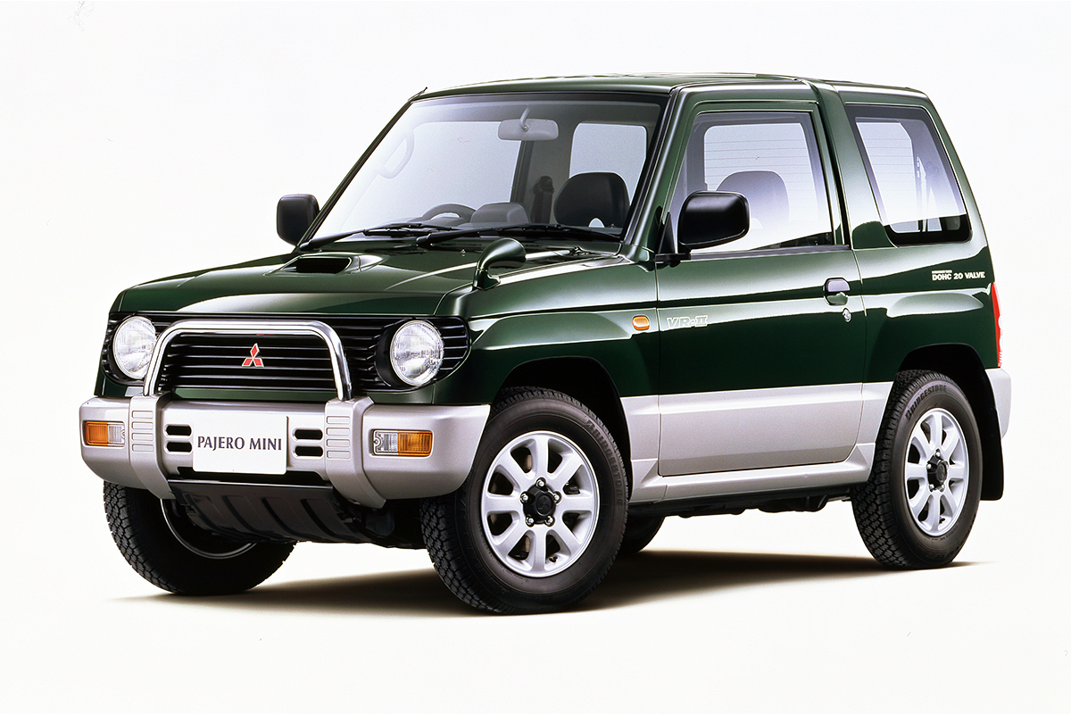 Mitsubishi Pajero Mini — przód 3/4, kolor ciemnozielony, kei car rynek japoński (RHD), tło studyjne