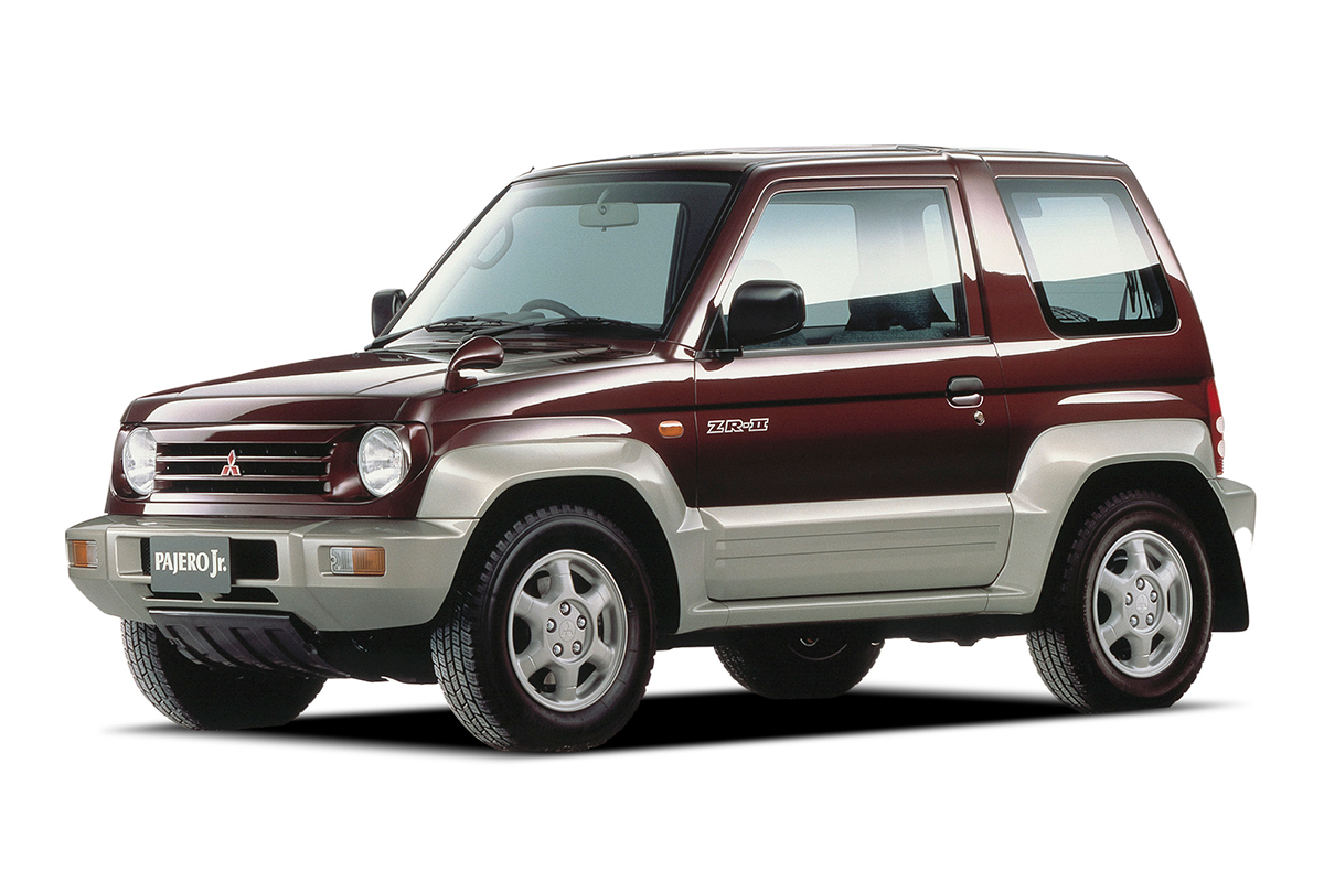Mitsubishi Pajero Jr. ZR-II — przód 3/4, kolor ciemnoczerwony, rynek japoński (RHD), tło studyjne