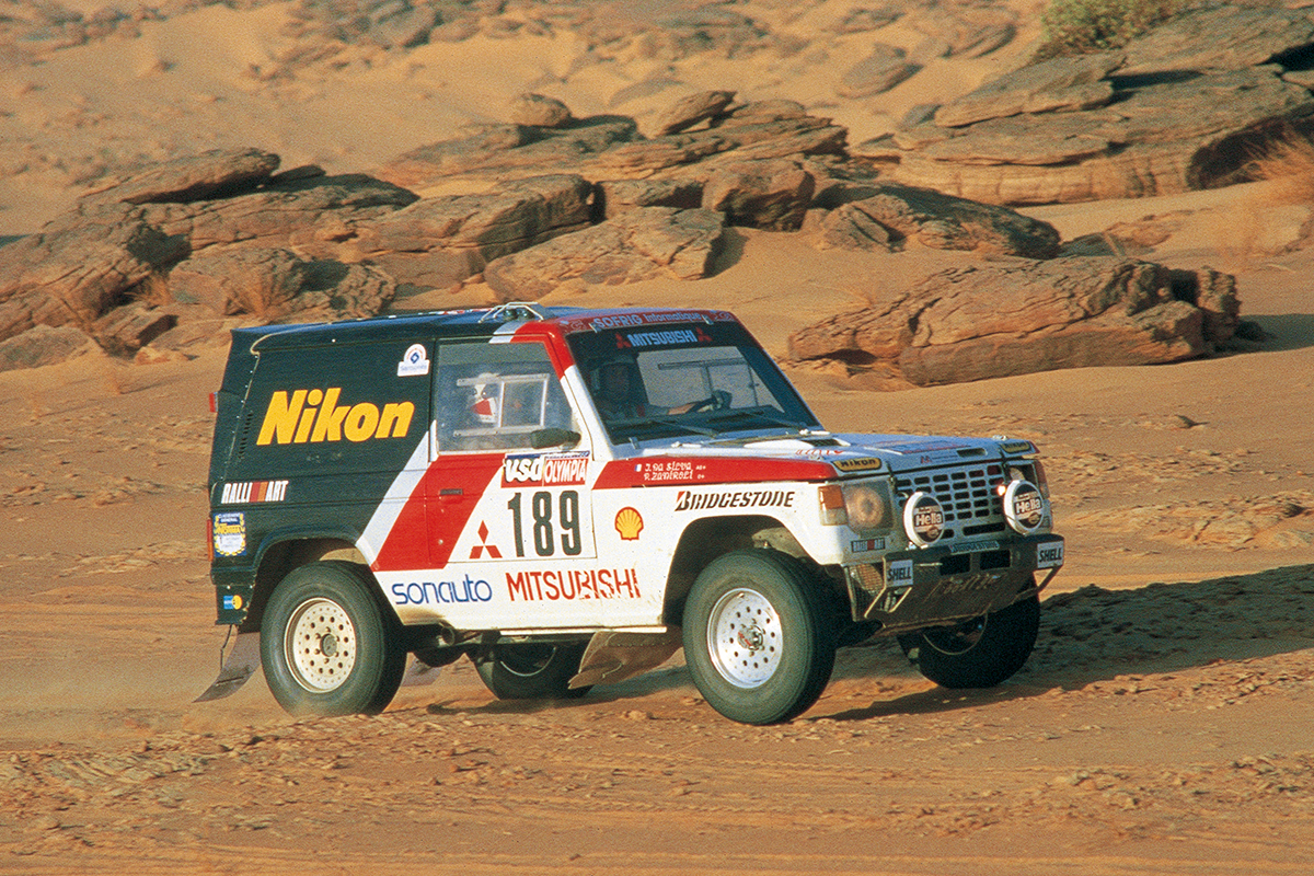 Mitsubishi Pajero Rajd Dakar nr 189 Ralliart/Sonauto — jazda po pustynnym gruncie wśród skał, zdjęcie vintage