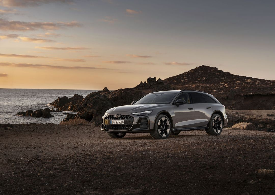 Audi A6 allroad — przód/bok 3/4, wieczorne wybrzeże ze skałami