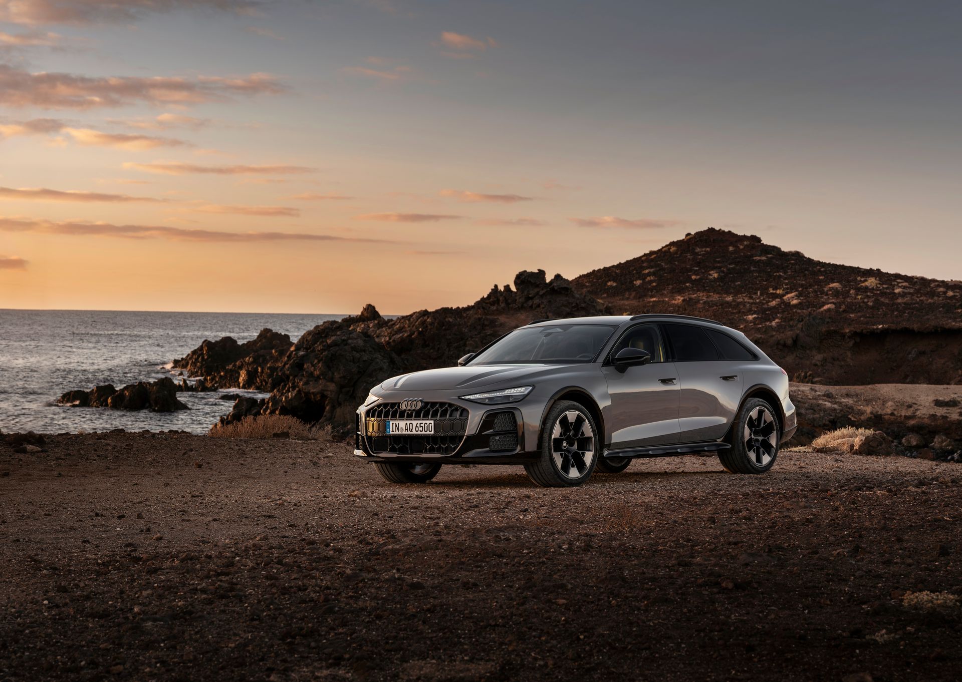 Audi A6 allroad — przód, wieczorne ujęcie na skalistym wybrzeżu