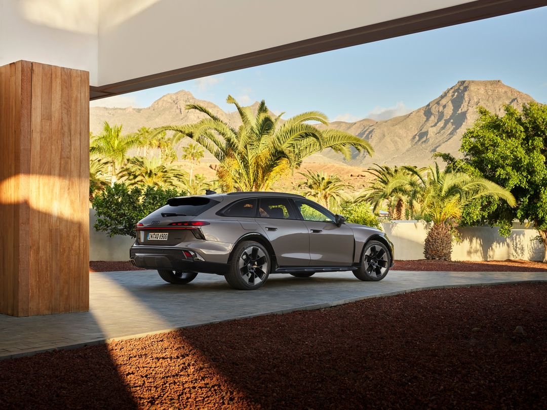 Audi A6 allroad — bok/tył, na podjeździe willi wśród palm i gór