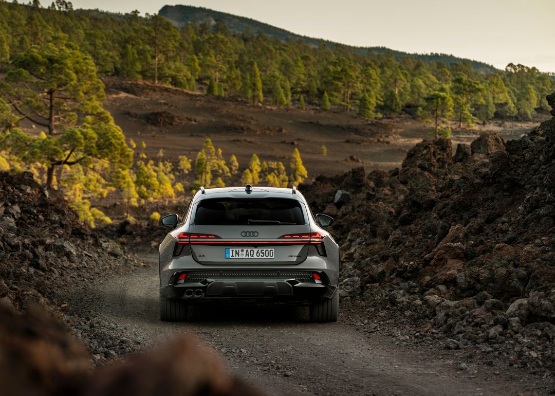 Audi A6 allroad — tył, jazda szutrową drogą wśród wulkanicznych wzgórz