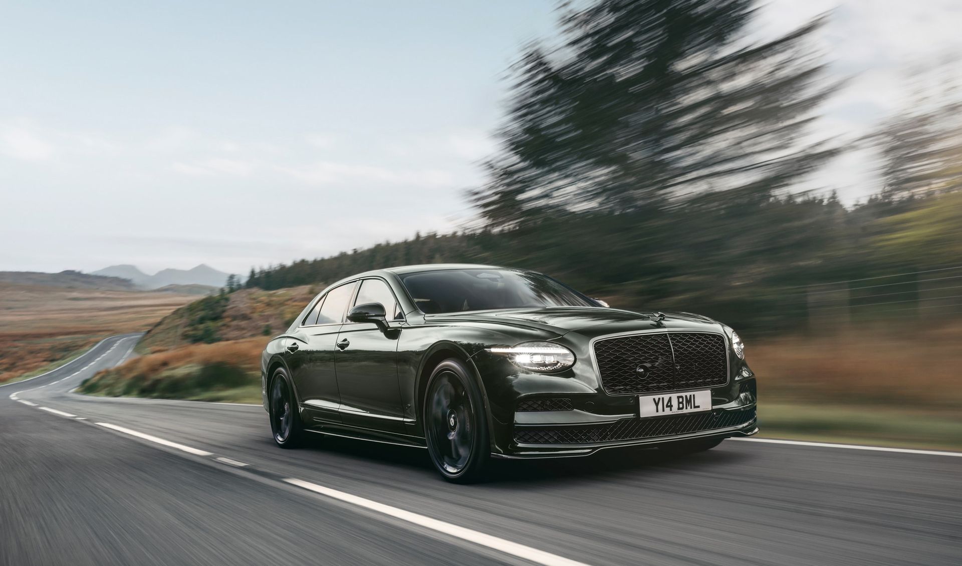 Bentley Flying Spur S — przód 3/4, dynamiczna jazda wiejską drogą