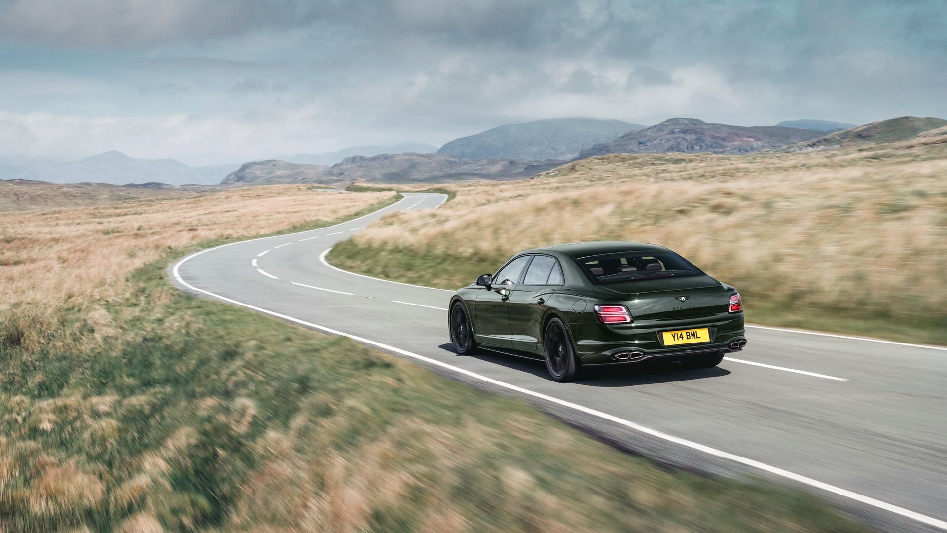 Bentley Flying Spur S — tył 3/4, zakręt na górskiej drodze