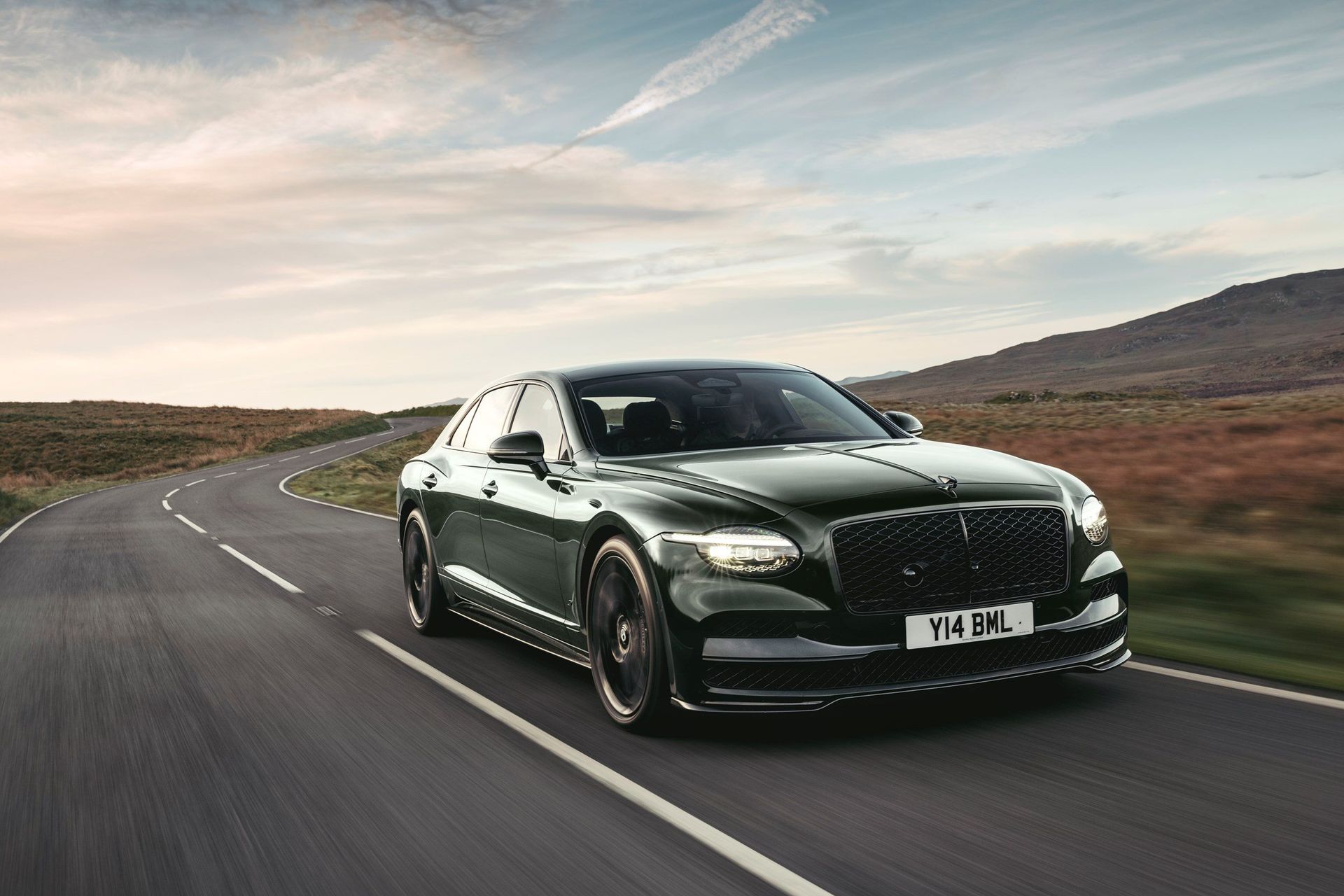Bentley Flying Spur S — przód, jazda o zachodzie słońca