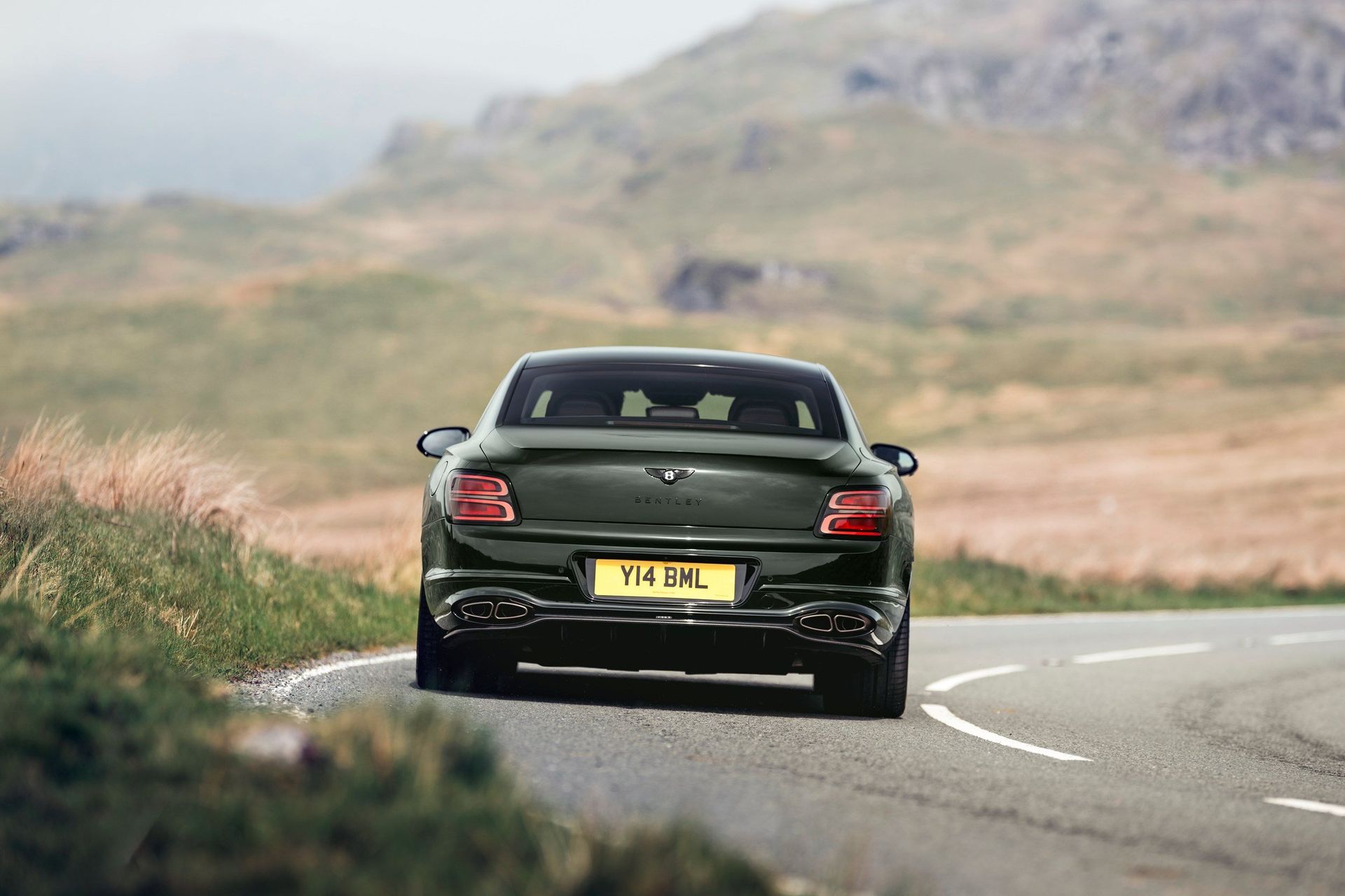Bentley Flying Spur S — tył, jazda górską drogą