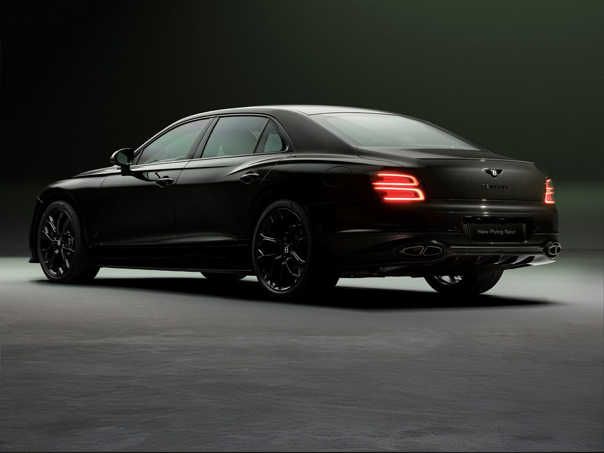 Bentley Flying Spur S — tył 3/4, dramatyczne ujęcie studyjne
