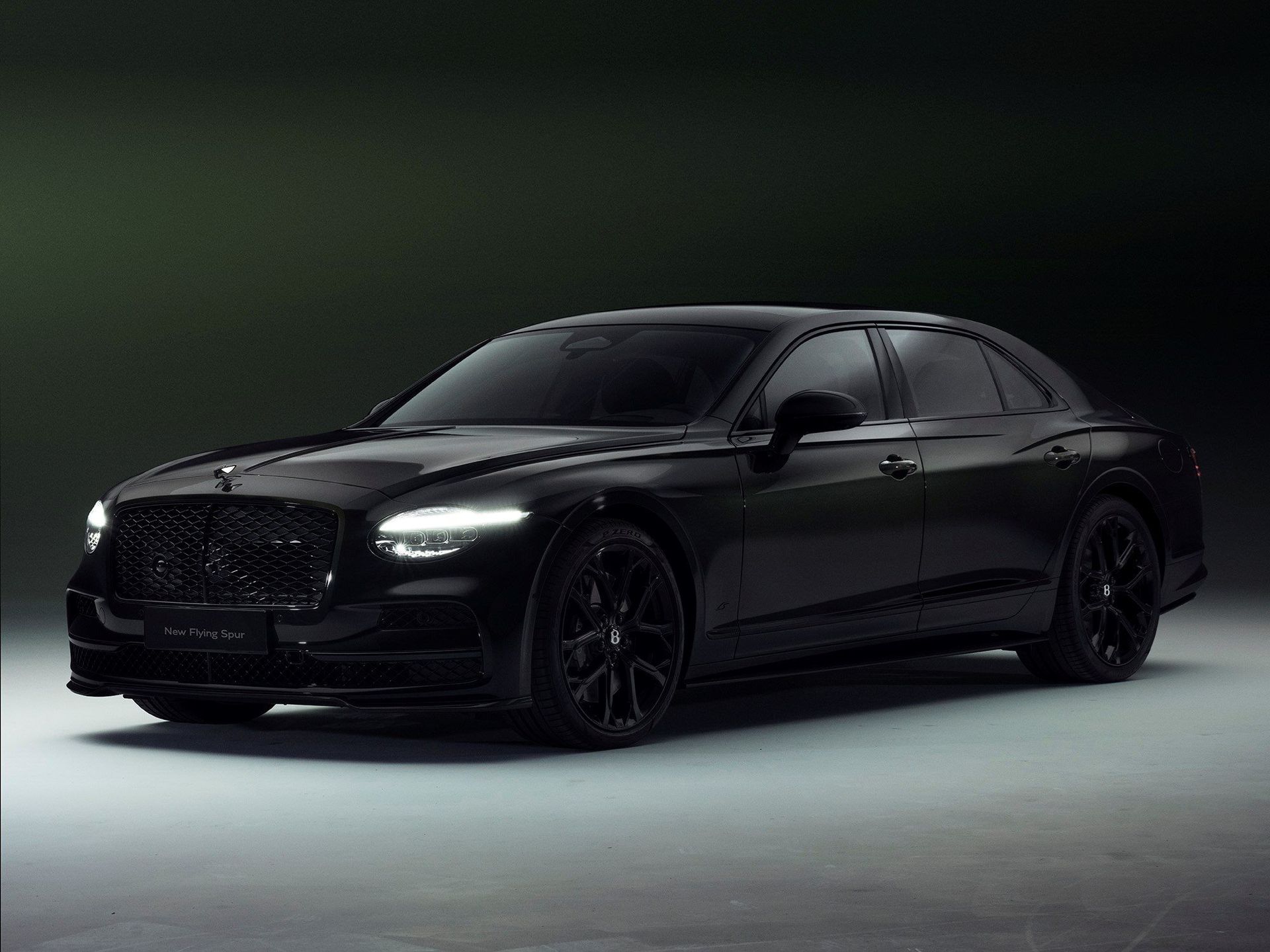 Bentley Flying Spur S — przód 3/4, efektowne ujęcie studyjne