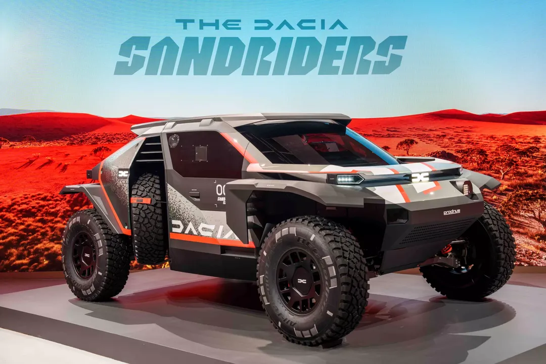 Dacia Sandrider — prototyp rajdowy Dakar, dynamiczne ujęcie przód/bok na scenie premiery