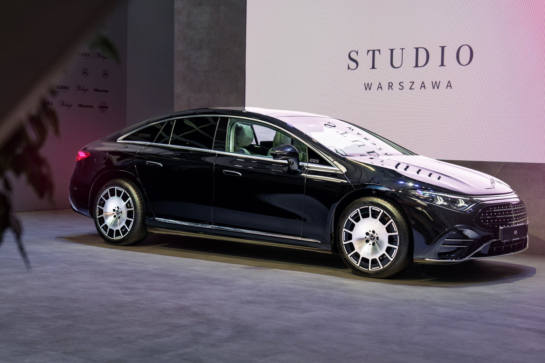 Mercedes-Benz EQS — widok od przodu i boku, prezentacja w Mercedes-Benz Studio Warszawa