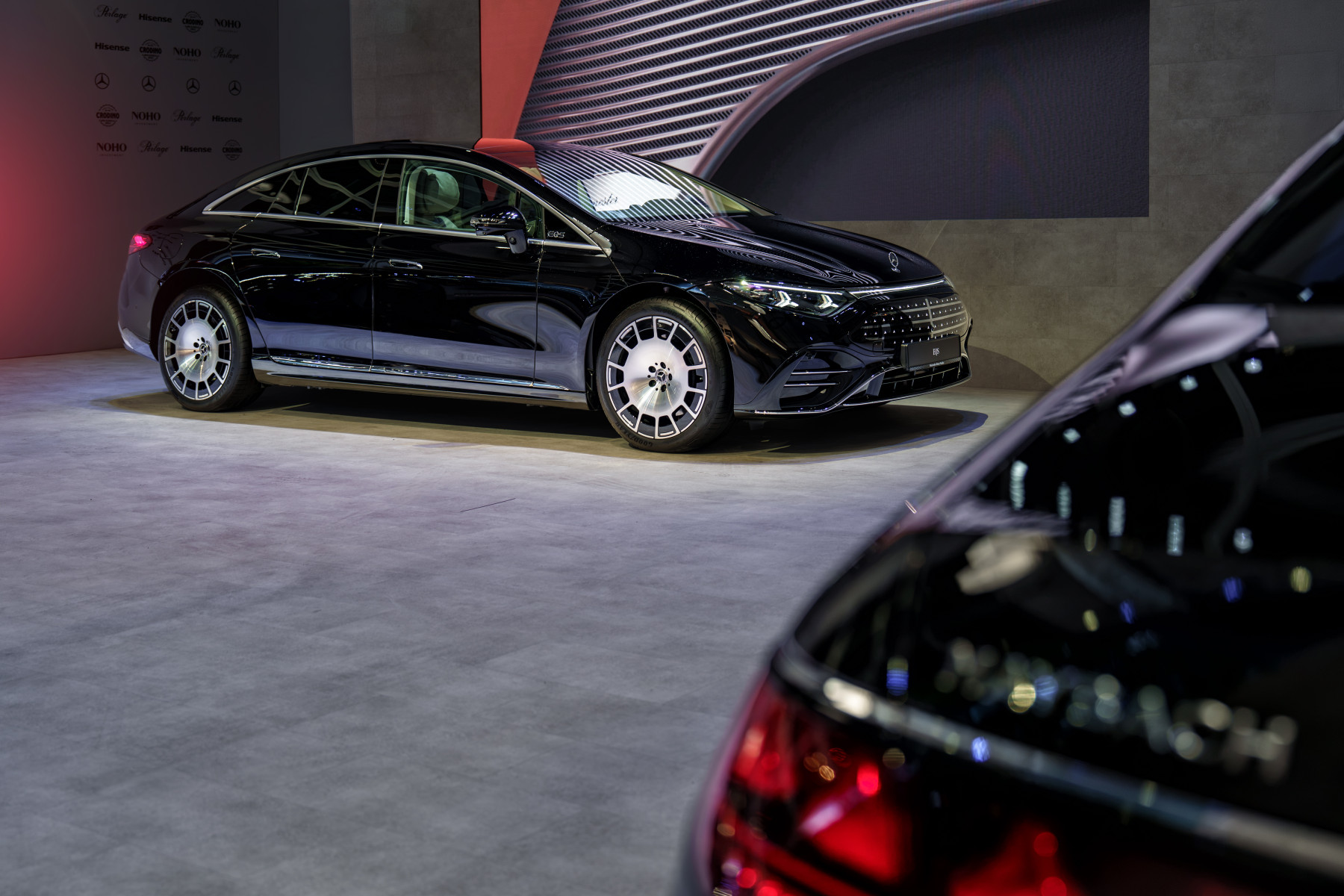 Mercedes-Benz EQS — bok, w tle rozmyty zarys drugiego egzemplarza
