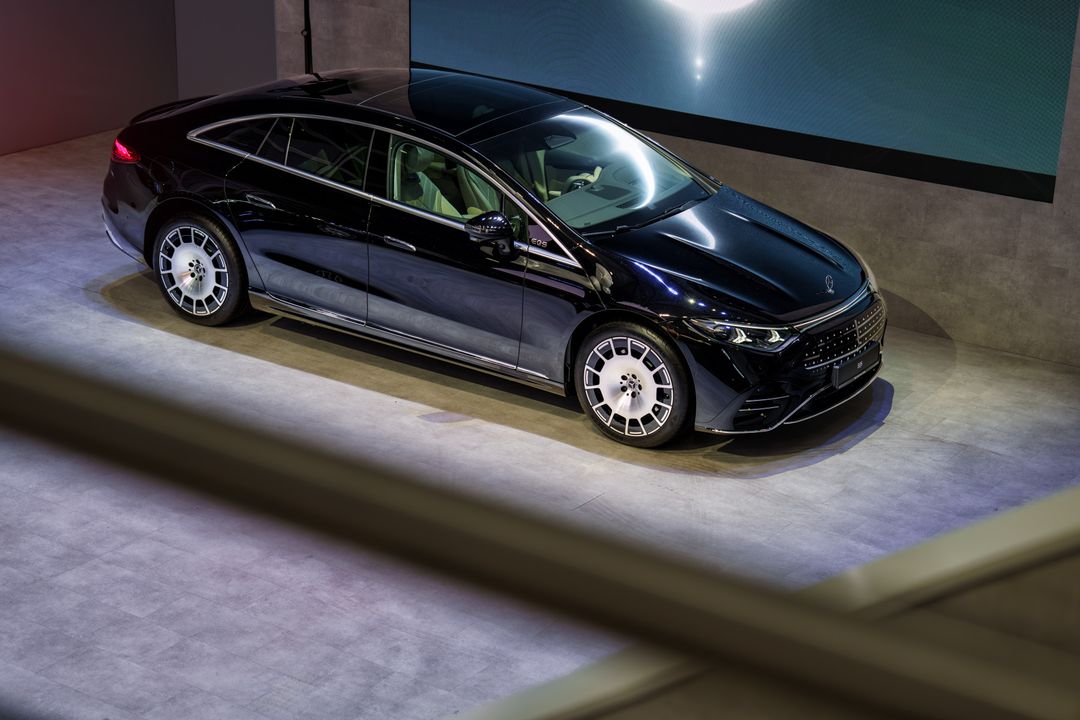 Mercedes-Benz EQS — dynamiczne ujęcie 3/4 z przodu z góry, ekspozycja w studio