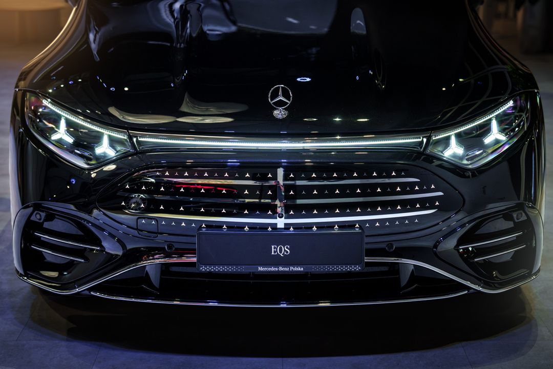 Mercedes-Benz EQS — zbliżenie na pas przedni z gwiazdą i grillem