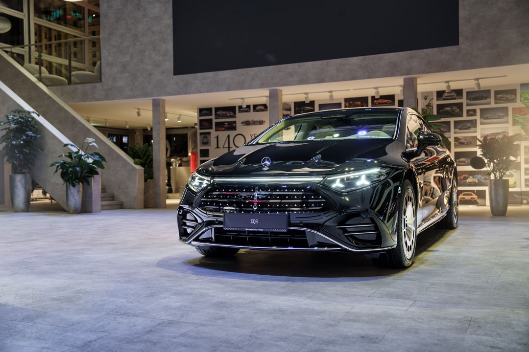Mercedes-Benz EQS — przód, prezentacja w holu Mercedes-Benz Studio Warszawa