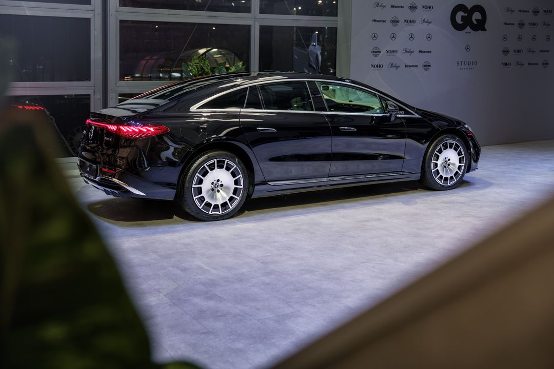 Mercedes-Benz EQS — tył i bok, ekspozycja na evencie w Warszawie