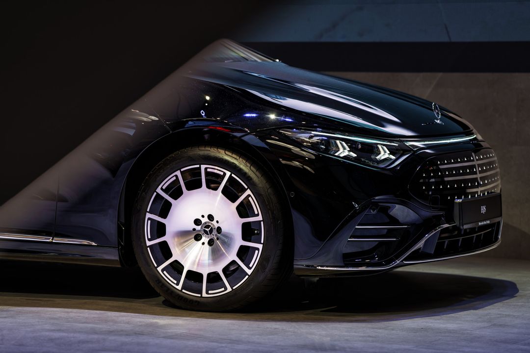 Mercedes-Benz EQS — zbliżenie na przednie koło i felgę