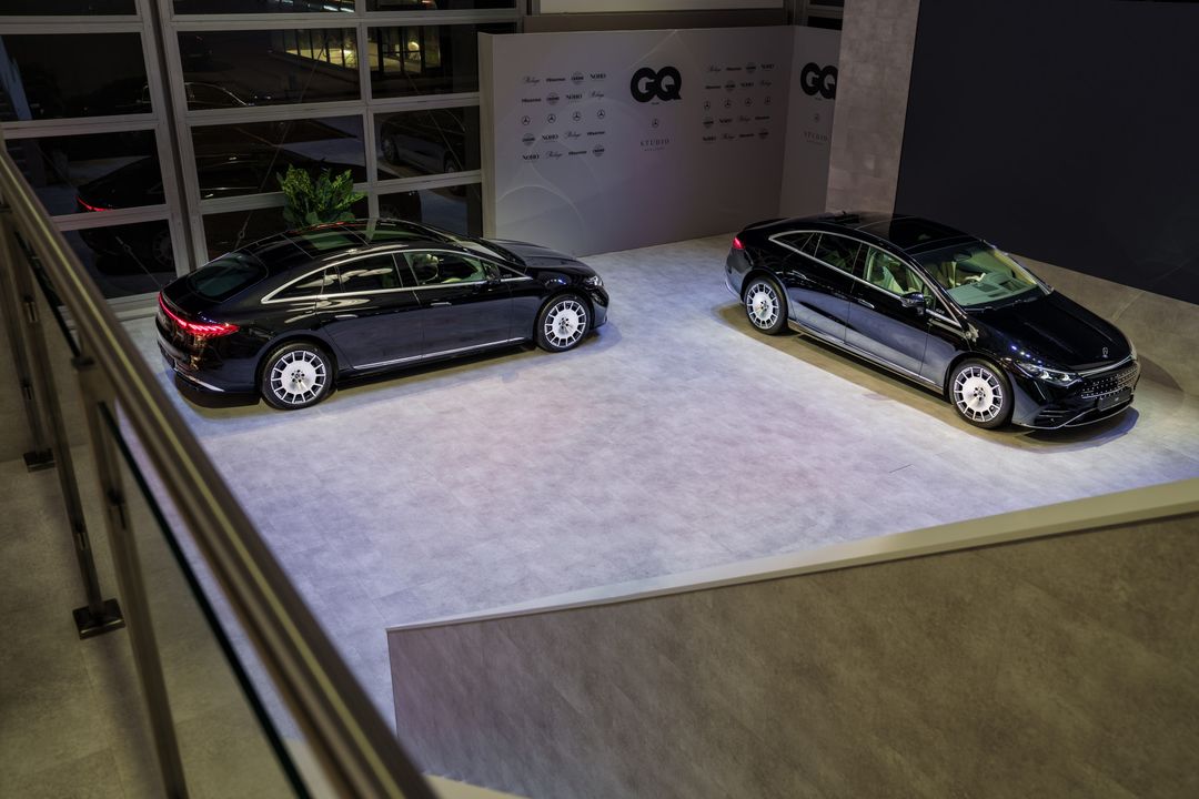 Mercedes-Benz EQS — dwa egzemplarze na ekspozycji, widok z góry