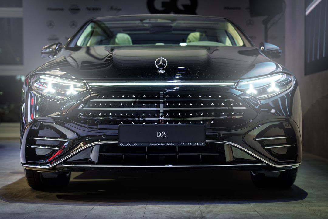 Mercedes-Benz EQS — przód, zbliżenie na maskę i grill