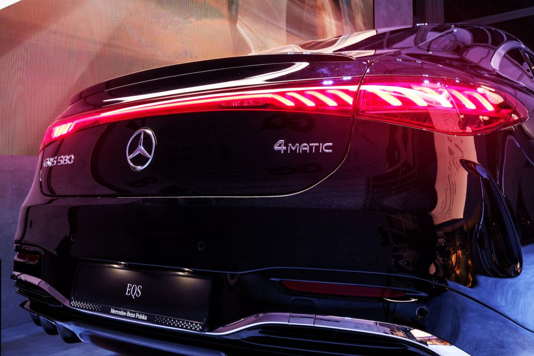 Mercedes-Benz EQS — zbliżenie na tylną lampę i logo 4MATIC
