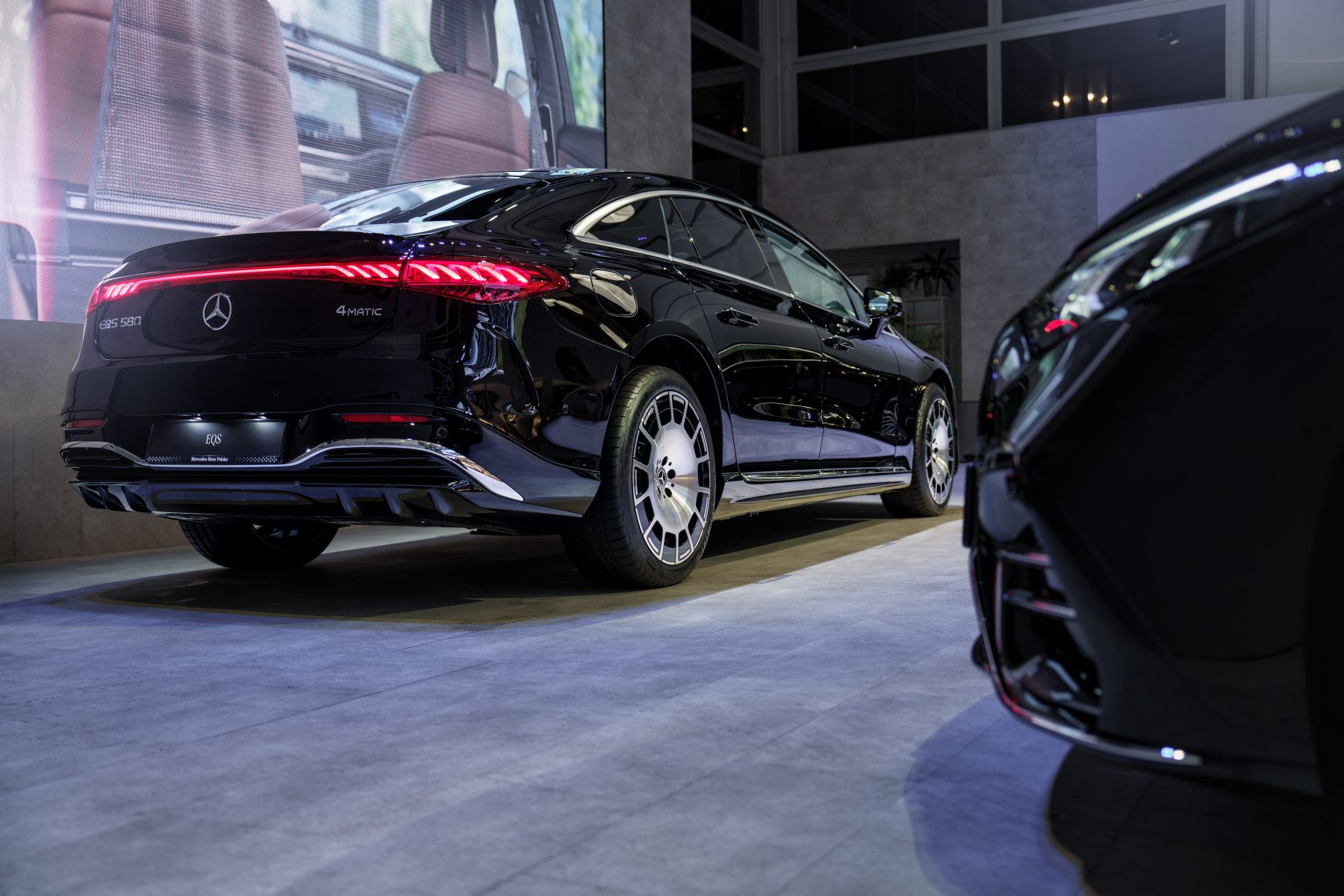 Mercedes-Benz EQS — tył, obok maska drugiego egzemplarza