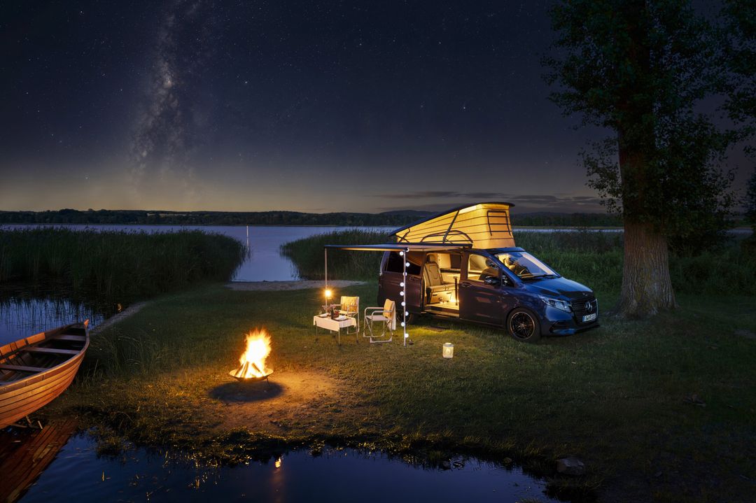 Mercedes-Benz Marco Polo — przód, biwak nad jeziorem nocą przy ognisku