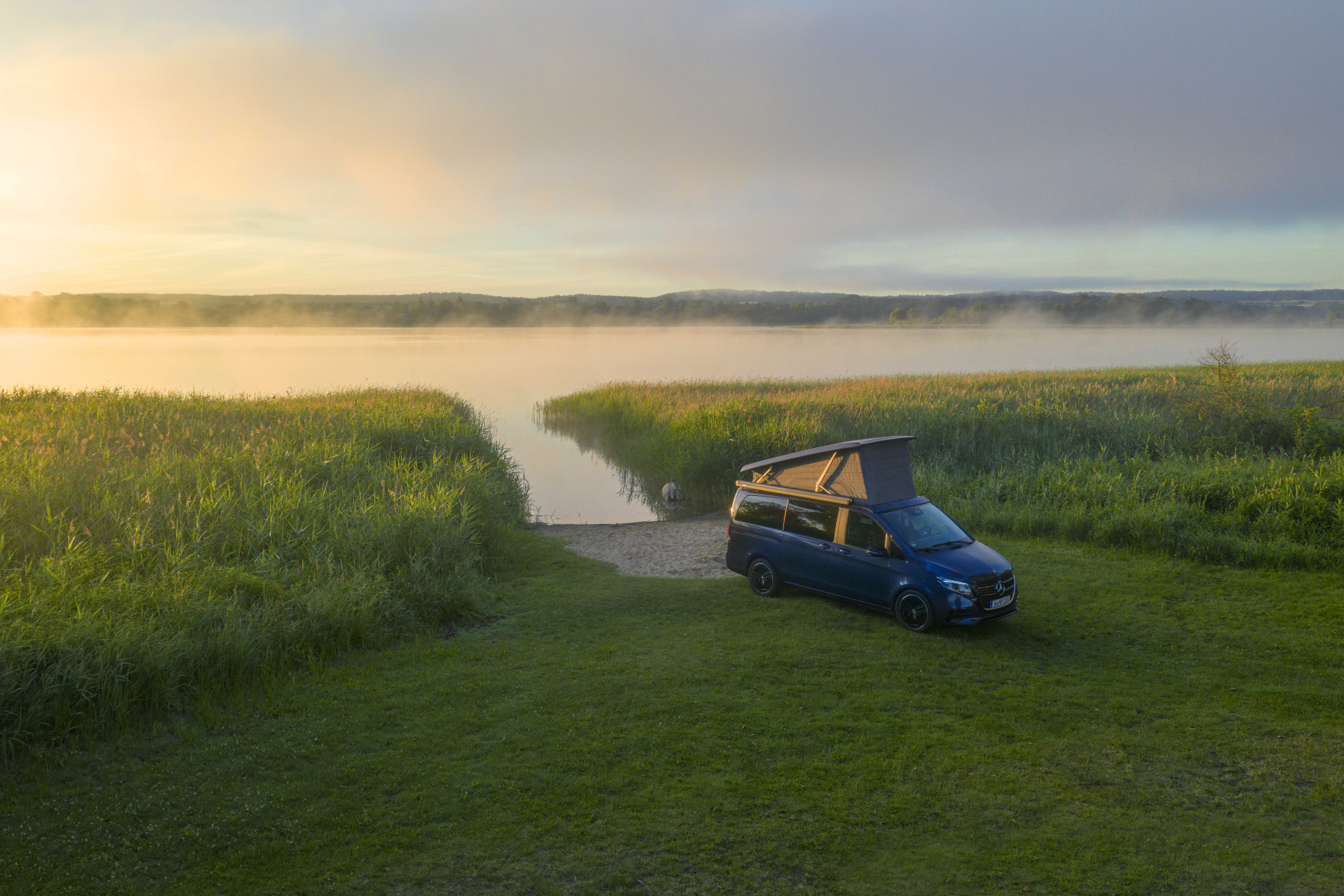 Mercedes-Benz Marco Polo — przód, wschód słońca nad jeziorem, ujęcie z lotu ptaka