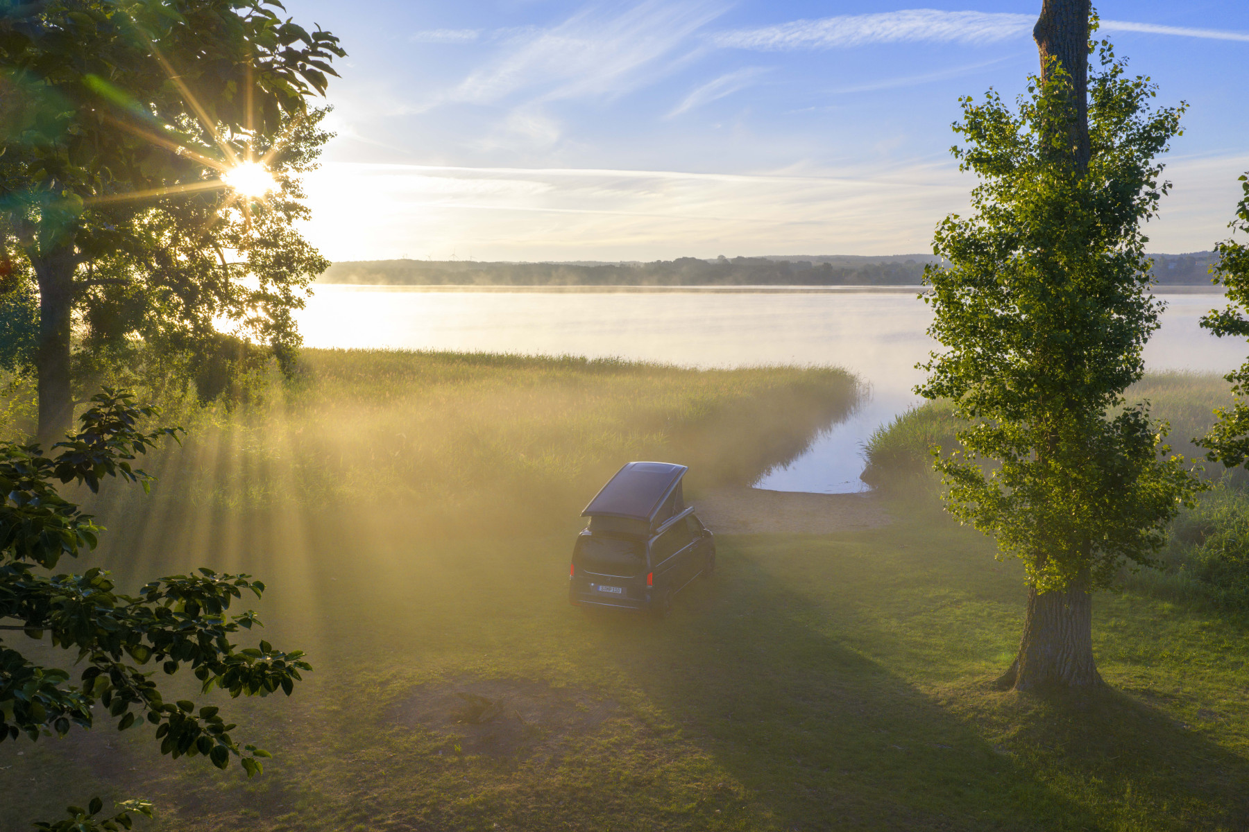 Mercedes-Benz Marco Polo — tył, poranne promienie słońca nad jeziorem
