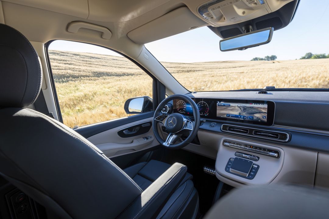 Mercedes-Benz Marco Polo — wnętrze, fotel kierowcy i deska rozdzielcza, widok na pole