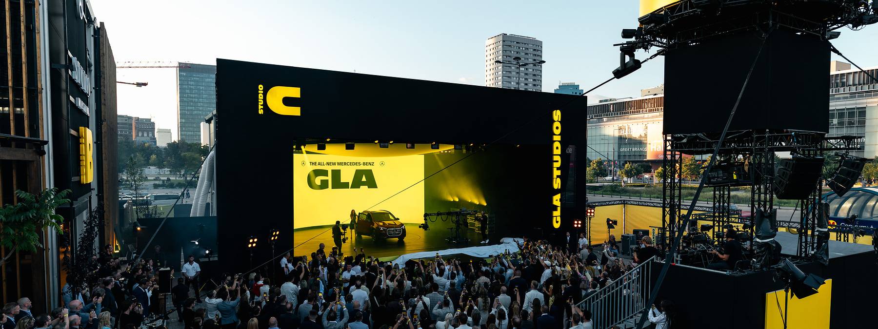 Mercedes GLA — panorama sceny premierowej z ekranem LED i logo marki