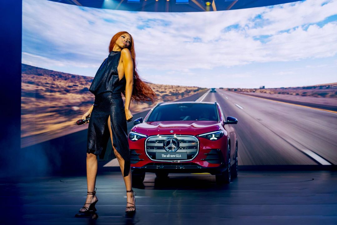 Mercedes GLA — przód, czerwony lakier, prezentacja na scenie z ekranem drogi