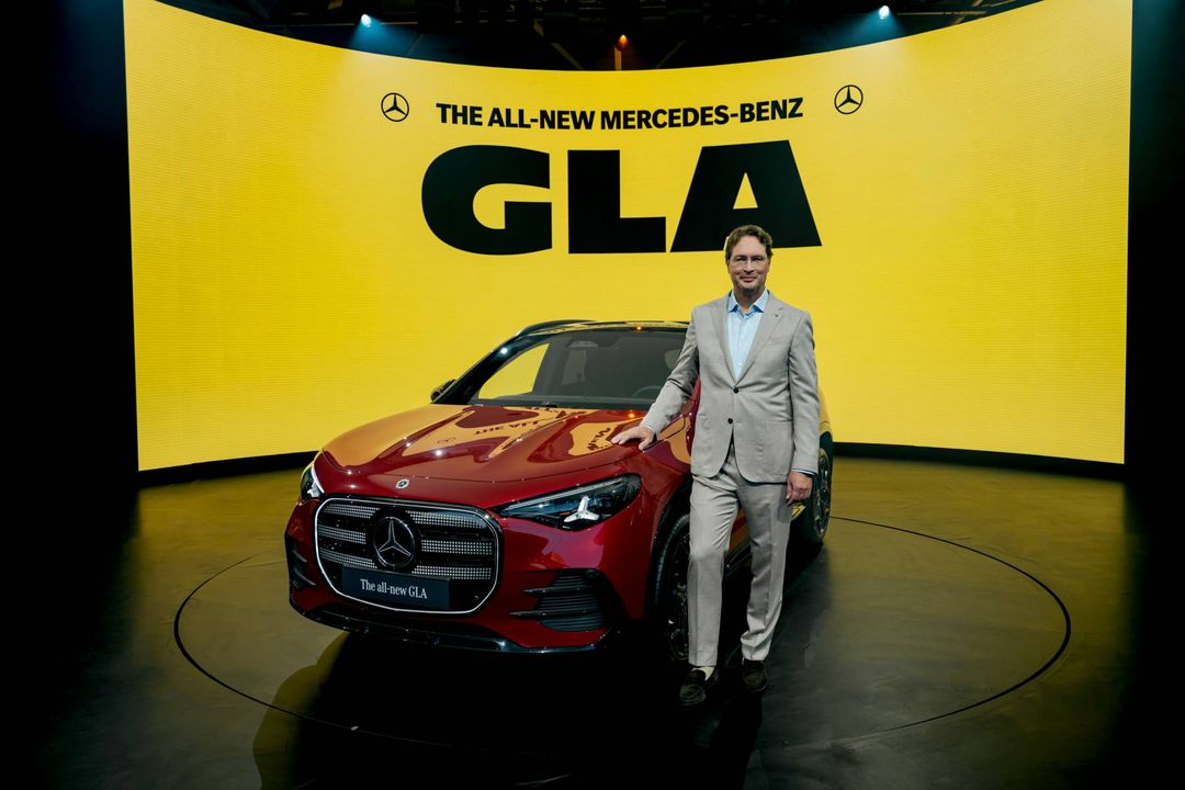 Mercedes GLA — przód, czerwony lakier, przedstawiciel Mercedes-Benz obok auta