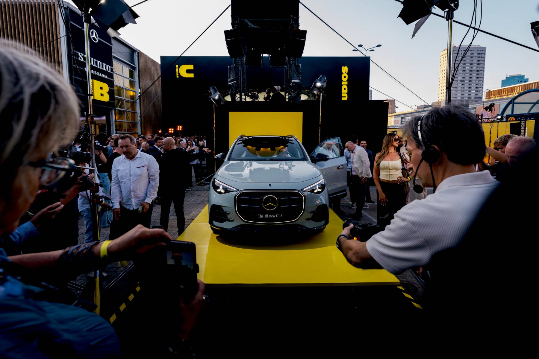 Mercedes GLA — przód, jasny lakier, prezentacja na obrotowej scenie wśród fotografów