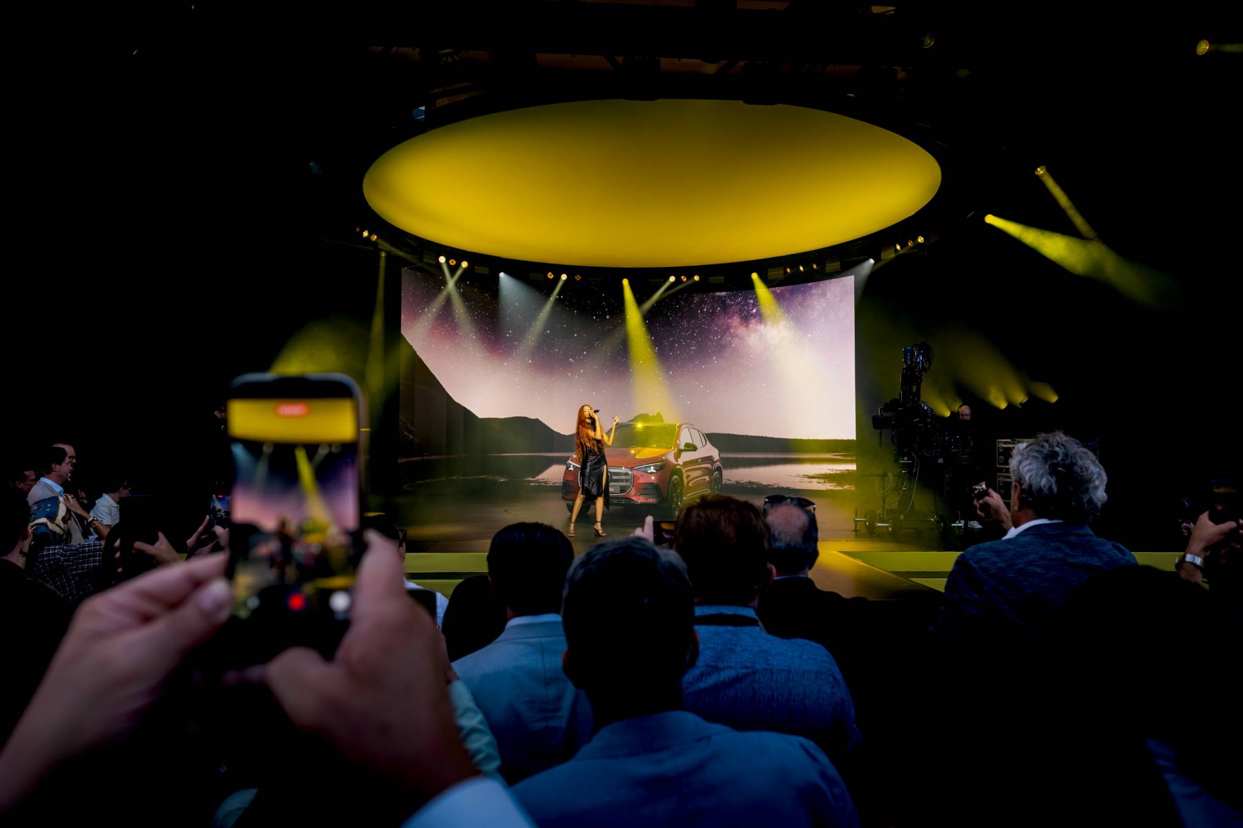 Mercedes GLA — ciemne ujęcie sceny premierowej z wokalistką