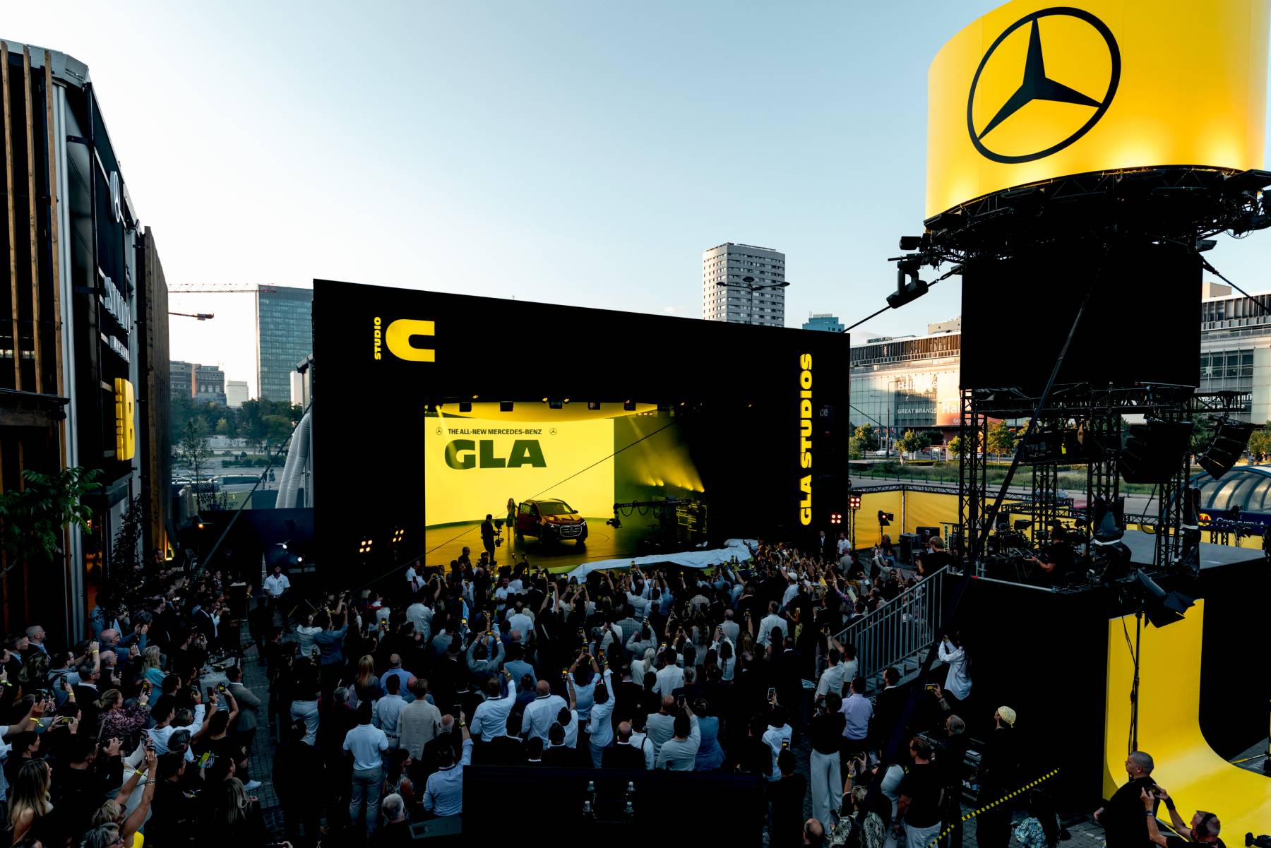 Mercedes GLA — scena premiery w Warszawie, tłum gości i ekran ze zdjęciem auta