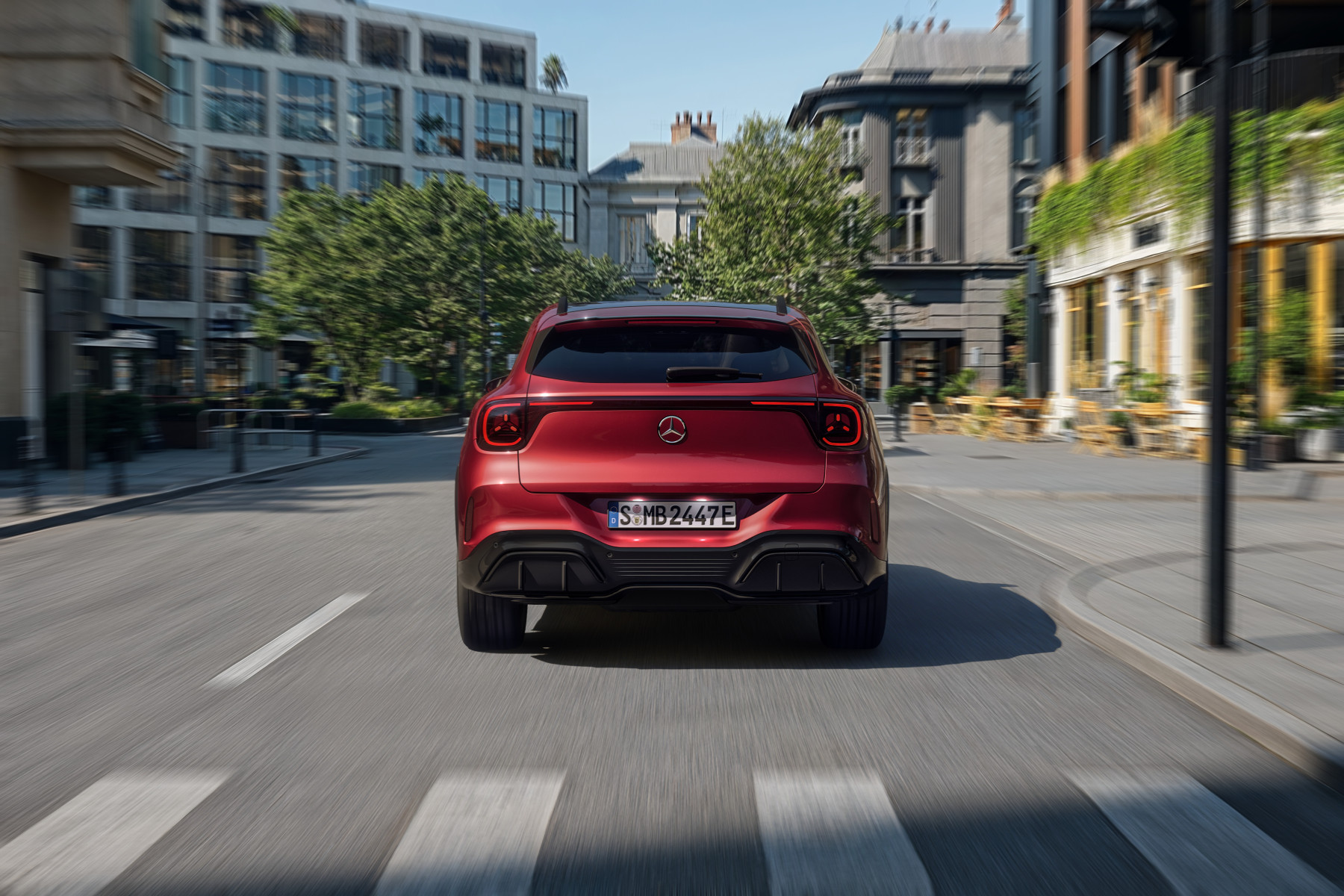 Mercedes-Benz GLA — czerwony, tył wprost, jazda przez przejście dla pieszych