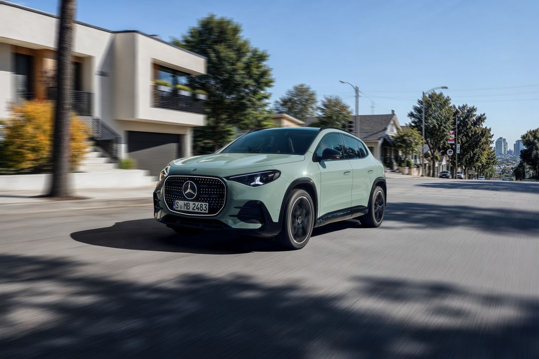 Mercedes-Benz GLA — zielony, ujęcie 3/4 przód, jazda w osiedlowej okolicy