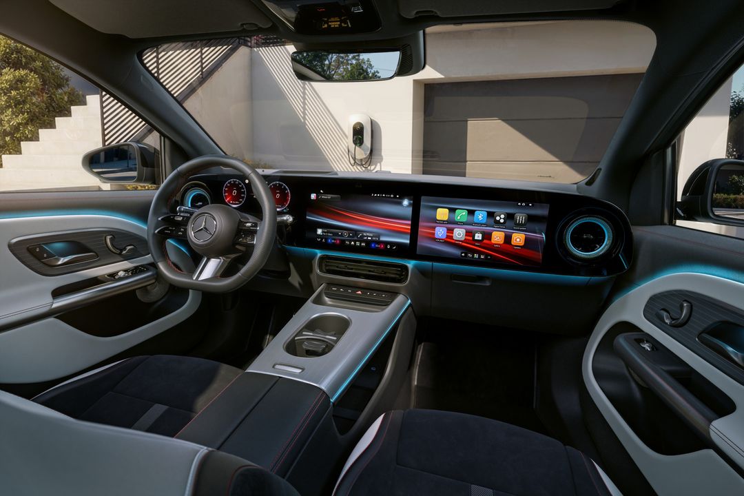 Mercedes-Benz GLA — wnętrze, deska rozdzielcza z ekranami i kierownicą po lewej stronie